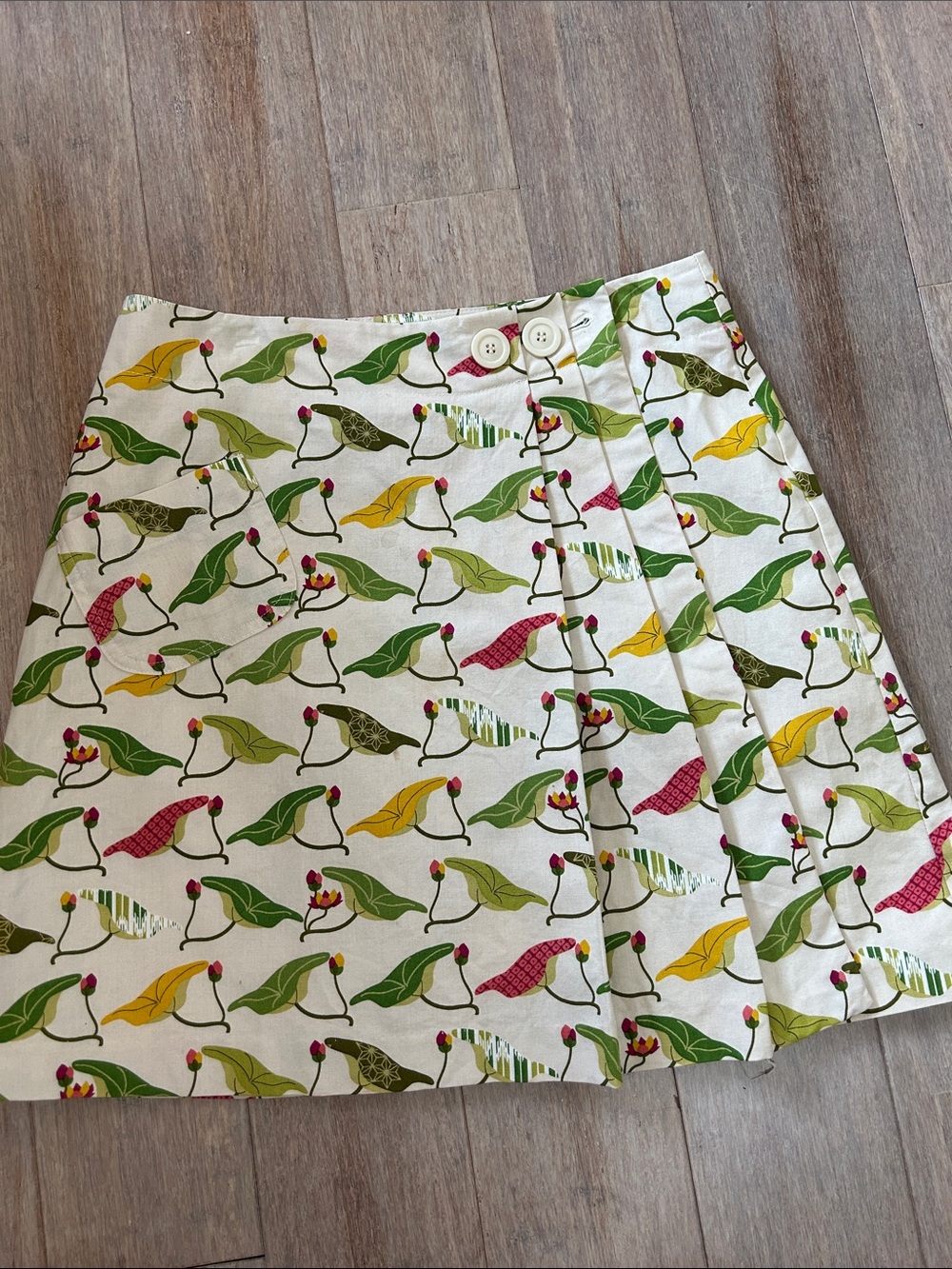 Women’s Printed Wrap Skirt - Floral Leaf Pattern in White and Green pleated sz 8
